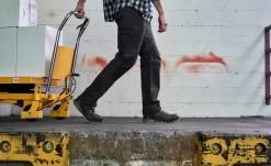 Keen Men's Vista Energy (Carbon-Fiber Toe) | Magnet/Green Glow -Fashion Shoes SDD 554 VistaEnergy 1026886 Top Image